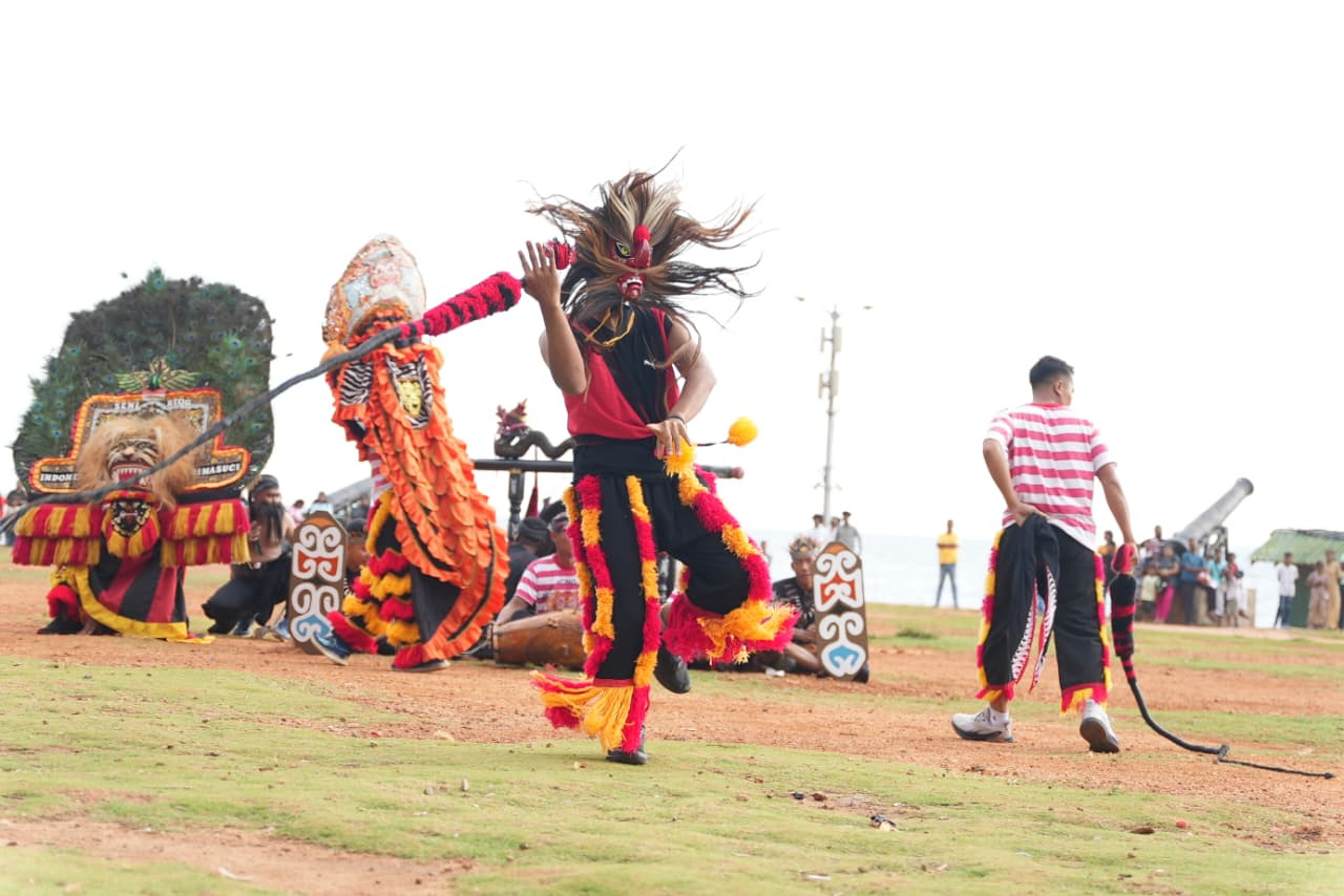 Prajurit KRI Bima Suci saat menampilkan Reog Ponorogo. (Foto: Koarmada II for jatimnow.com)