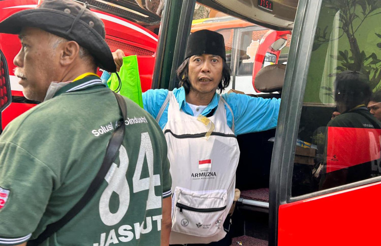 Didik 'Seket' Astakula bersiap berangkat ke Tanah Suci bersama ibundanya dari Asrama Haji Embarkasi Surabaya, Kamis (23/4/2026). (Foto: Lely for jatimnow.com)