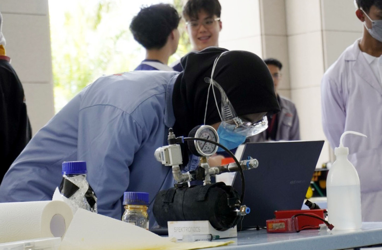 Inovasi Mobil Dodit Bawa Tim Spektronics ITS Rajai Podium Malaysia