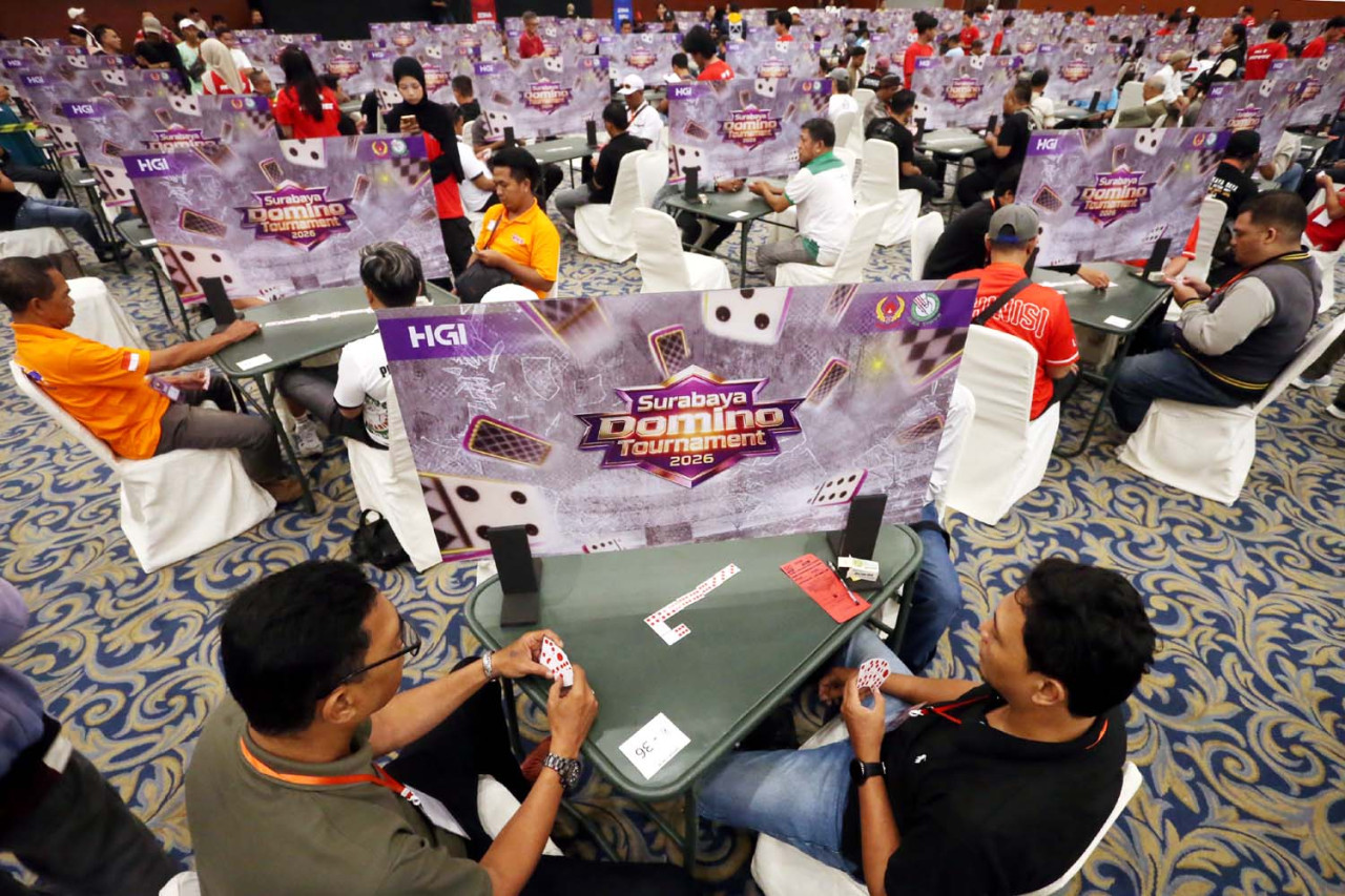Peserta mengikuti Surabaya Domino Tournament 2026 di Grand City Convention Hall, Surabaya, Sabtu (18/4/2026). Turnamen nasional yang digelar mulai 18&ndash;19 April ini menandai transformasi domino menjadi olahraga berbasis kecerdasan, dengan persaingan ketat yang menuntut strategi, konsentrasi, dan ketahanan mental. (Foto: Ali Masduki/jatimnow.com)