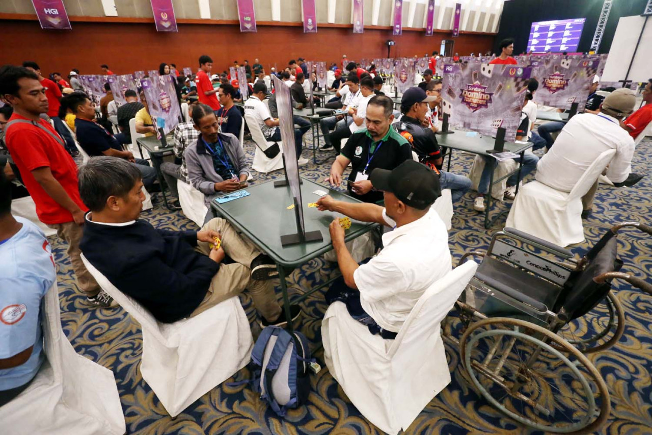 Peserta berkompetisi ketika Surabaya Domino Tournament 2026 di Grand City Convention Hall, Surabaya, Sabtu (18/4/2026). Turnamen nasional yang digelar mulai 18&ndash;19 April ini menandai transformasi domino menjadi olahraga berbasis kecerdasan, dengan persaingan ketat yang menuntut strategi, konsentrasi, dan ketahanan mental. (Foto: Ali Masduki/jatimnow.com)