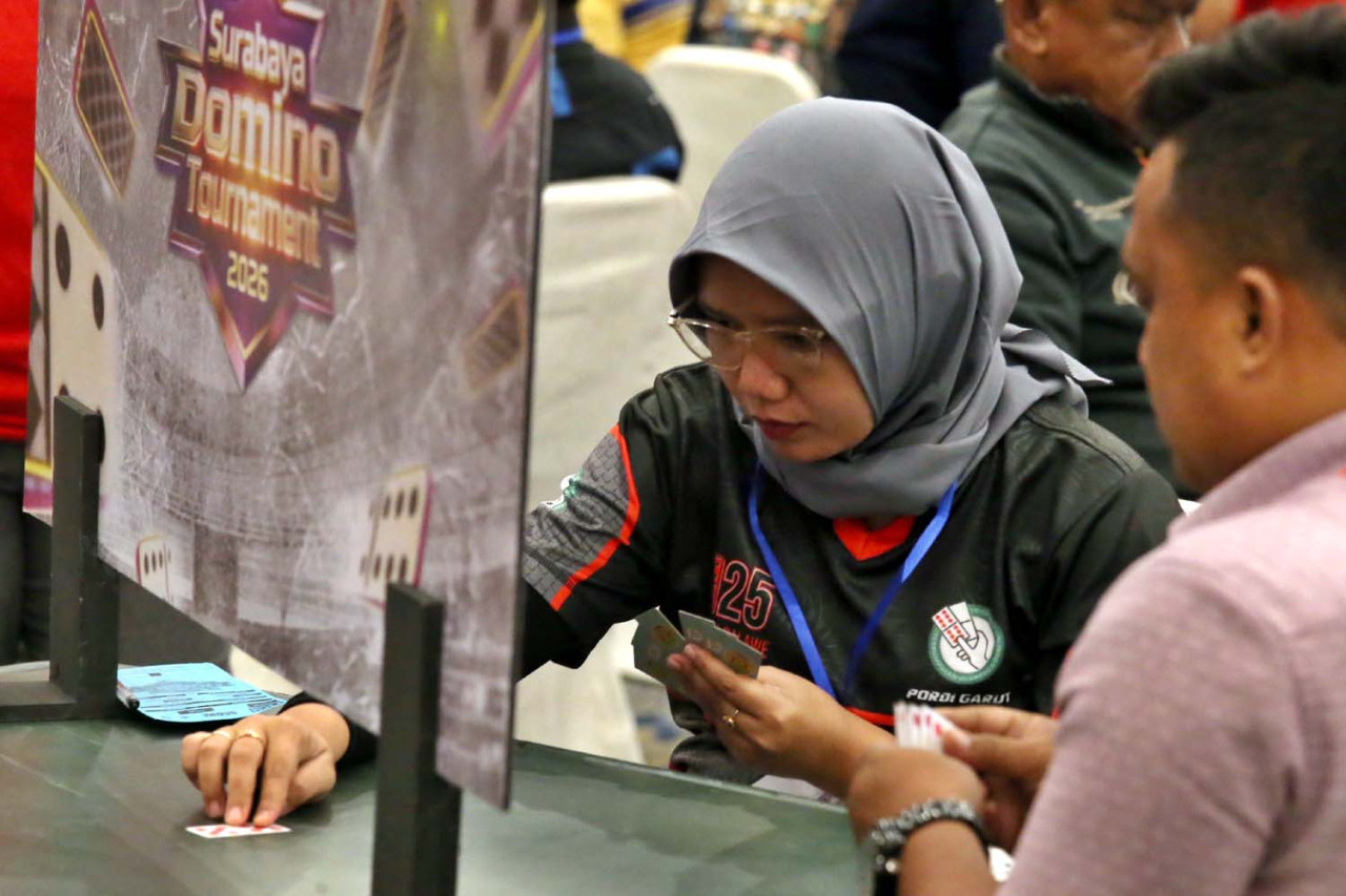 Peserta fokus menyusun strategi saat bertanding dalam Surabaya Domino Tournament 2026 di Grand City Convention Hall. Ajang ini mempertemukan atlet dari berbagai daerah dengan tuntutan konsentrasi tinggi dan ketepatan membaca permainan di setiap putaran. (Foto: Ali Masduki/jatimnow.com)