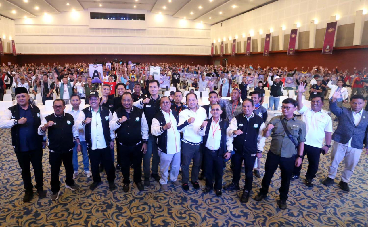 Para pejabat, panitia dan peserta berfoto bersama usai pembukaan Surabaya Domino Tournament 2026 di Grand City Surabaya, Sabtu (18/4/2026). Turnamen yang diikuti ribuan peserta dari berbagai provinsi ini menjadi ajang penguatan domino sebagai olahraga prestasi berbasis strategi dan kecerdasan. (Foto: Ali Masduki/jatimnow.com)