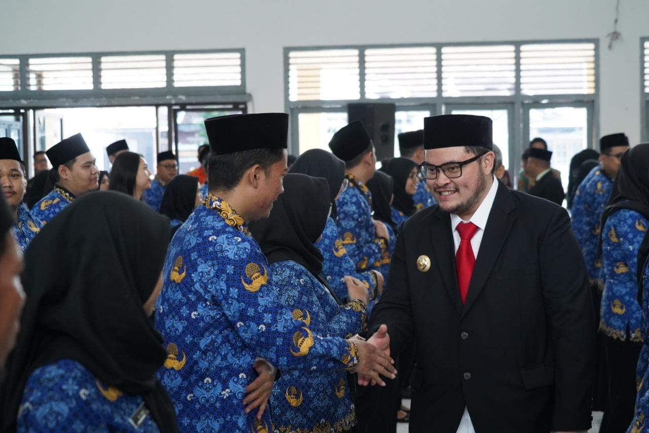 Bupati Kediri, Hanindhito Himawan Pramana bersama ASN. (Foto: Prokopim Kediri for jatimnow.com)
