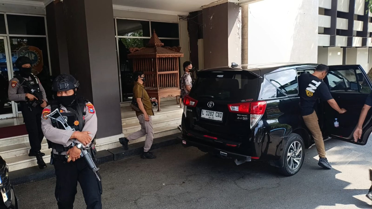 KPK usai menggeledah kantor Pemkab Tulungagung. (Foto: Bramanta/jatimnow.com)