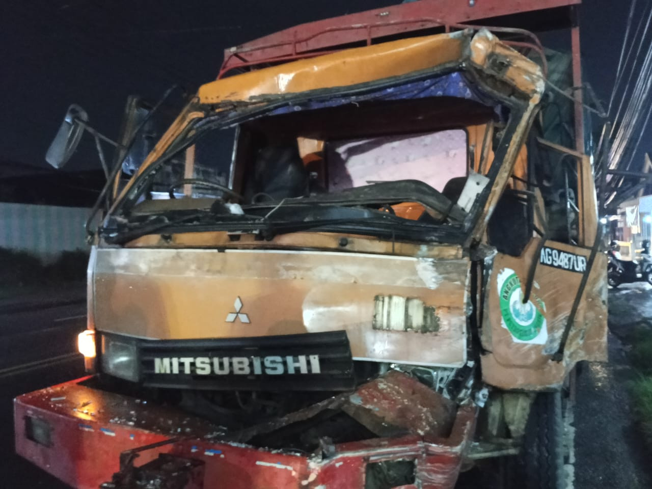 Bus Harapan Jaya Tabrak Truk Gandeng di Tulungagung
