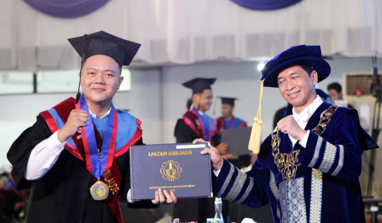 Wisudawan termuda pada Wisuda ke-133 ITS Rochman Sugiarto (kiri) saat menerima ijazah dari Rektor ITS Prof Dr (HC) Ir Bambang Pramujati ST MScEng PhD. (Foto: Humas ITS for jatimnow.com)