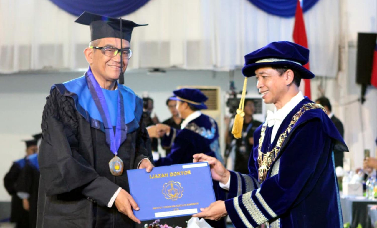 Wisudawan tertua Siens Harianto saat menerima ijazah dari Rektor ITS Prof Dr (HC) Ir Bambang Pramujati ST MScEng PhD pada Wisuda ke-133 ITS. (Foto: Humas ITS for jatimnow.com)