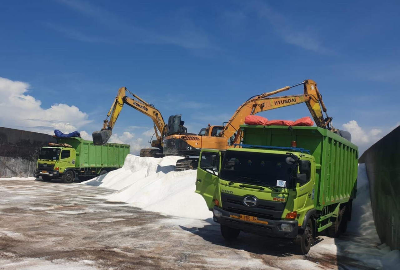 PTP Nonpetikemas berhasil melayani bongkar impor garam curah sebanyak 14.983 ton asal Australia menggunakan metode ship to ship (STS), sebagai bagian dari komitmen perusahaan dalam memastikan distribusi logistik berjalan efisien, andal, dan berkelanjutan.  (Foto: PTP Nonpetikemas)