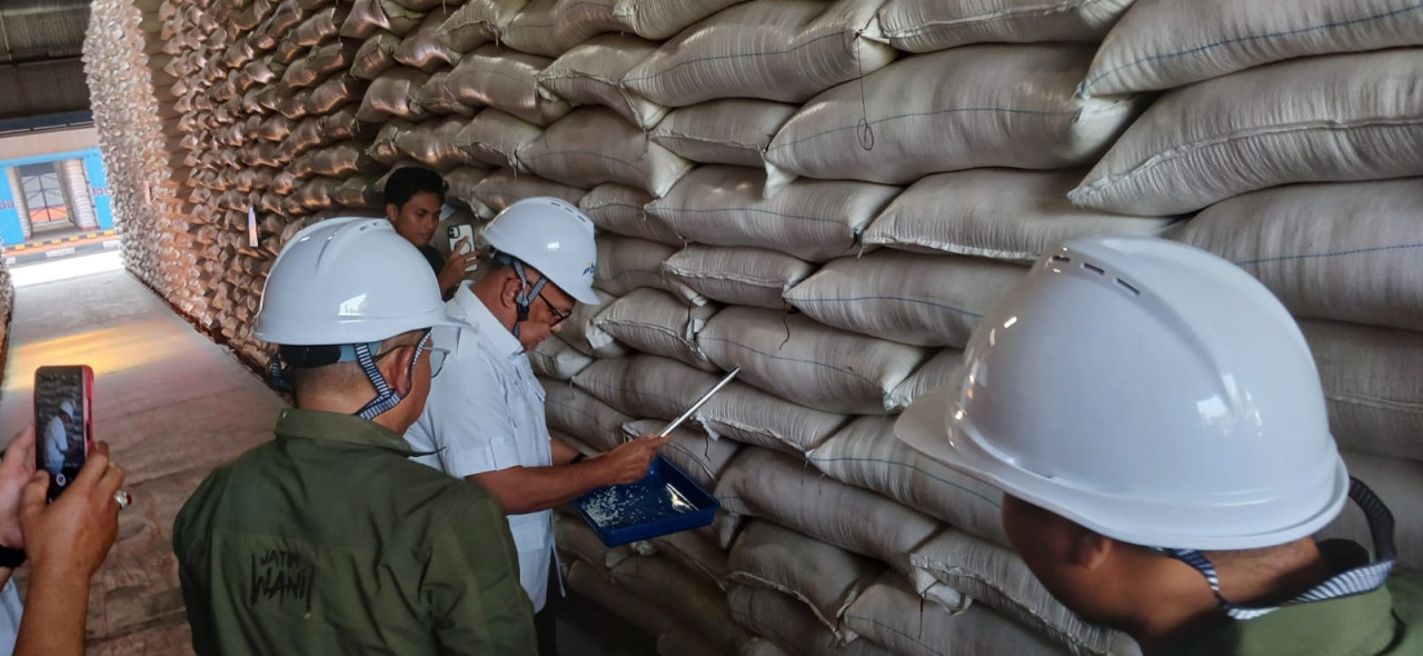 Anggota DPR RI Komisi VIII Fraksi Gerindra, Endro Hermono, saat melakukan kunjungan kerja ke Gudang Bulog. (Foto: Yanuar Dedy/jatimnow.com)