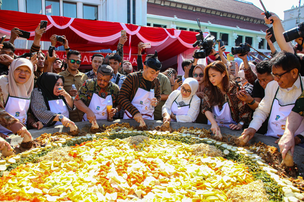 Festival rujak uleg khas Surabaya, salah satu ikon acara terpopuler di Indonesia