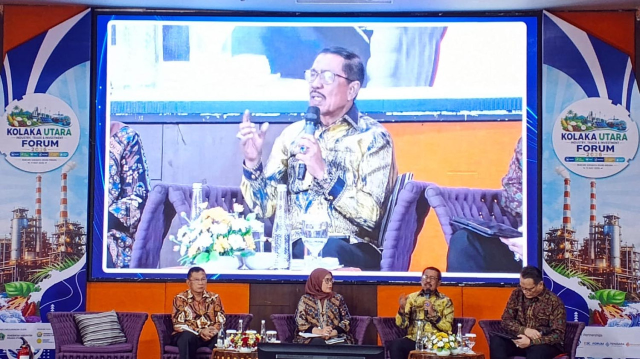 Bupati Kolaka Utara Nurrahman Umar memaparkan potensi hilirisasi kakao dan kelapa dalam Kolaka Utara Industry, Trade & Investment Forum 2026 di Surabaya, Senin (11/5/2026). Pemerintah daerah mendorong masuknya investasi industri pengolahan guna meningkatkan nilai tambah komoditas lokal dan memperluas lapangan kerja bagi masyarakat. (Ali Masduki/jatimnow.com)