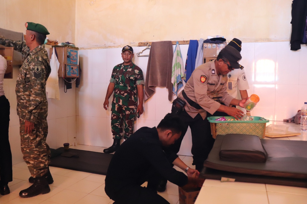 TNI-Polri Geledah Blok Hunian Wanita di Rutan Probolinggo