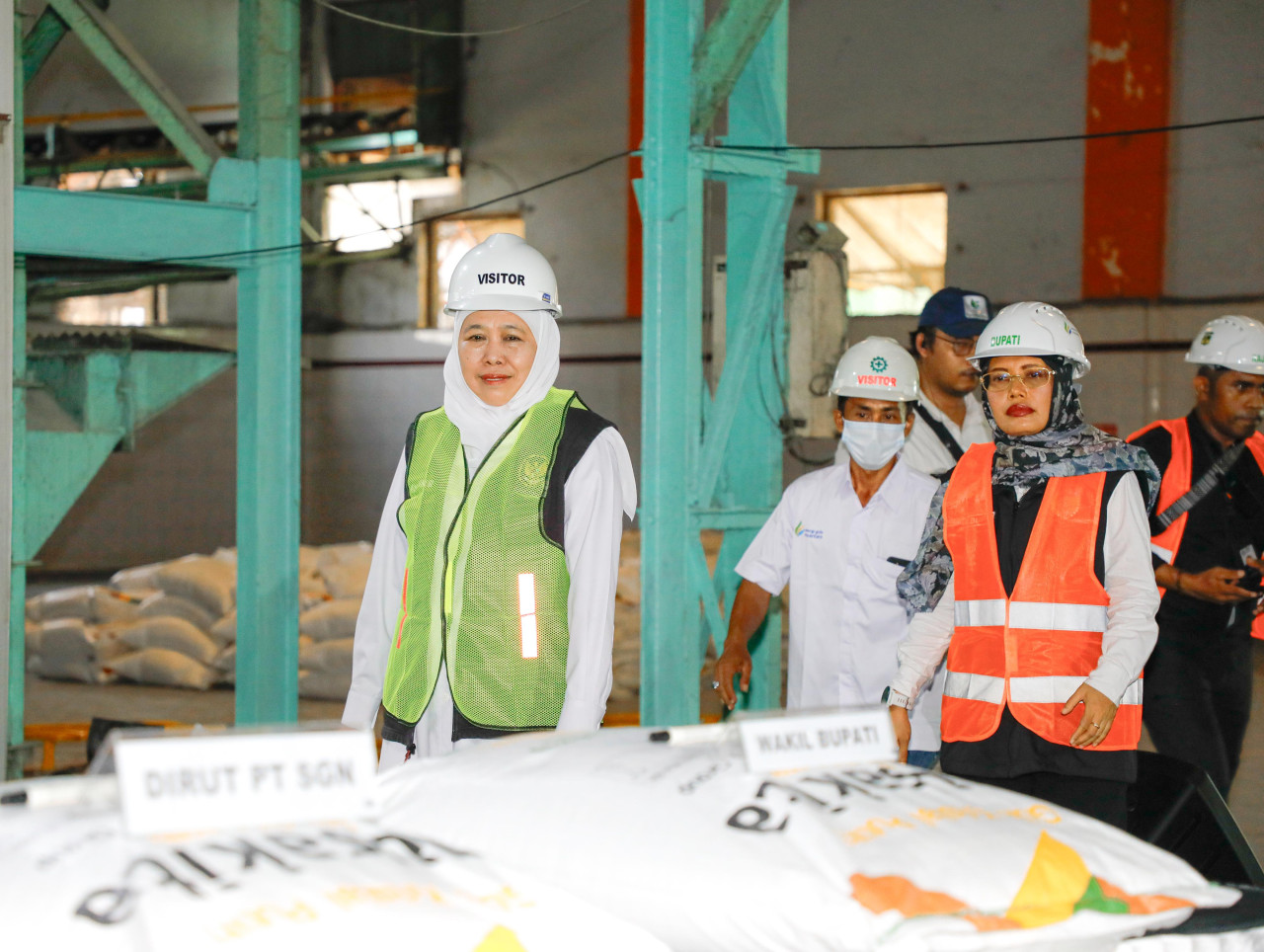 Gubernur Khofifah meninjau proses produksi gula di Pabrik Gula (PG) Ngadirejo, Kabupaten Kediri. (Foto: Pemprov Jatim/jatimnow.com)