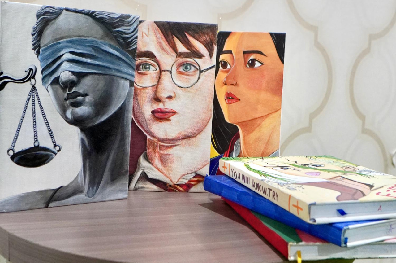 Mahasiswa DKV Ubaya melukis karakter fiksi pada sampul buku bekas untuk memperingati Hari Buku Nasional sekaligus mengampanyekan budaya literasi kreatif. (Foto: Humas Ubaya for jatimnow.com)