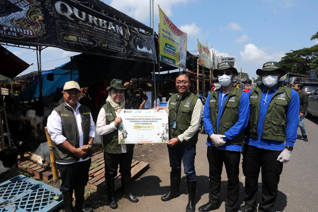 PT Pelindo Terminal Petikemas Surabaya memberikan dukungan berupa perlengkapan bagi petugas pemeriksa hewan kurban.  (Foto: Ali Masduki/jatimnow.com)