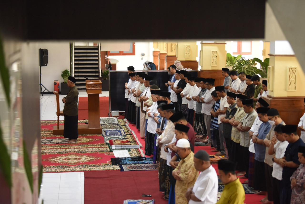 Mbak Vinanda dan Gus Qowim Salat Idul Adha di Balai Kota, Perkuat Kebersamaan