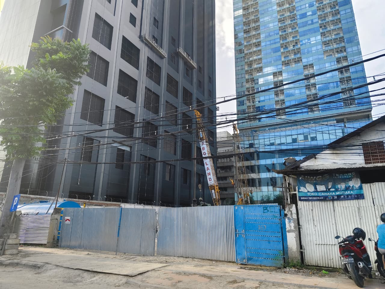 Lokasi pembangunan gedung oleh PT Wulandaya Cahaya Lestari di Jalan Basuki Rahmat No 165-167 (foto: Arham for jatimnow.com)