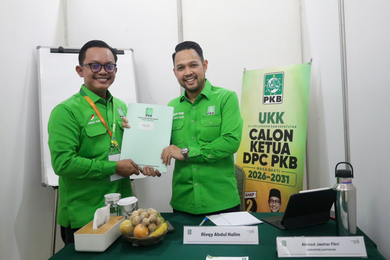 Saleho (kiri) saat menyerahkan blangko pendaftaran (foto: Totok for jatimnow.com)