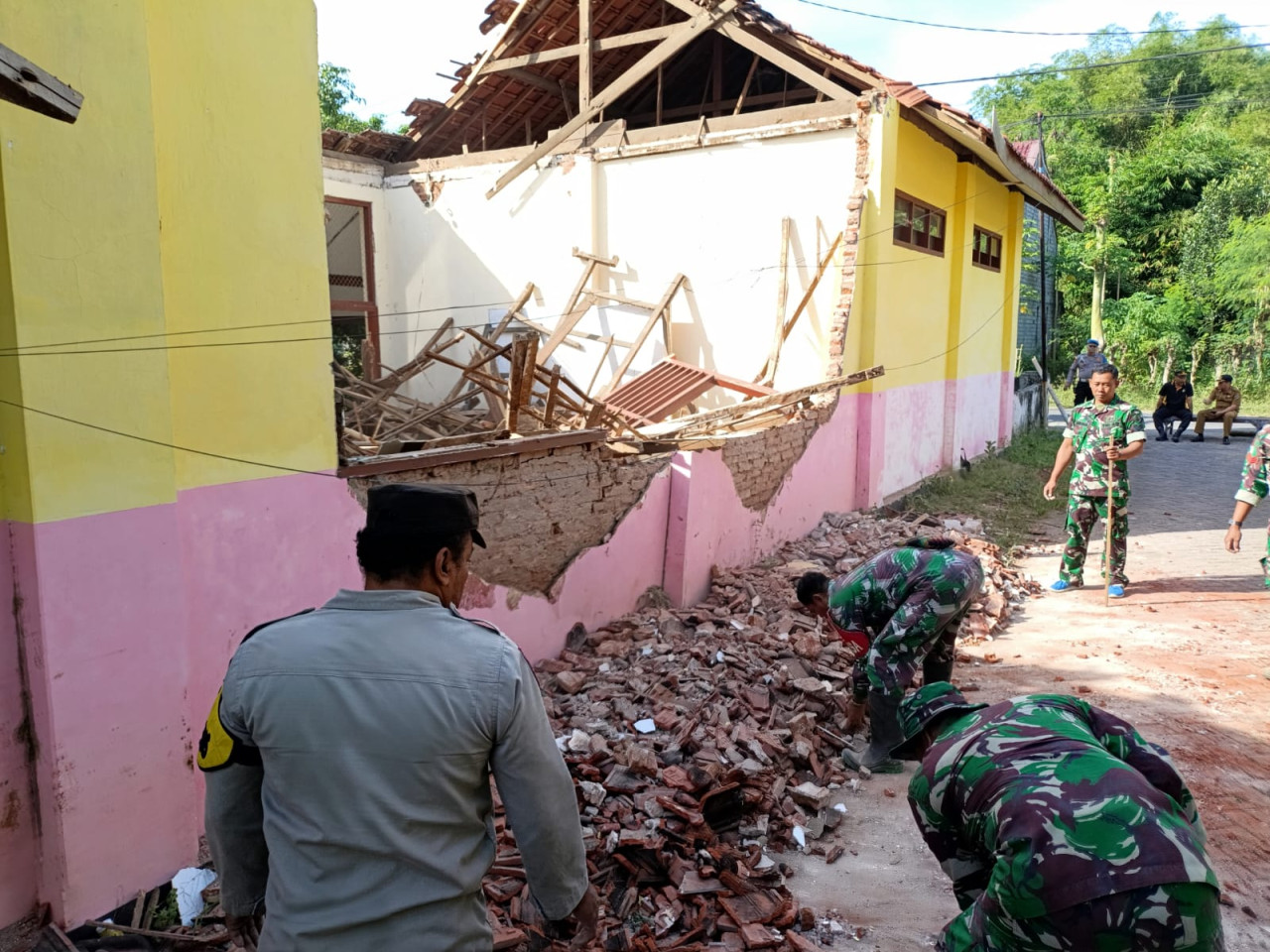 Ruang kelas 6 SDN 1 Babadan Tulungagung yang ambruk. (Foto:Bramanta/jatimnow.com)