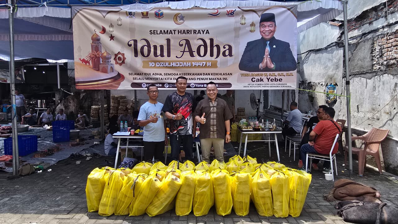 Yona Bagus saat menyalurkan daging hewan kurban di moment Idul Adha 2026 (foto: Yona for jatimnow.com)