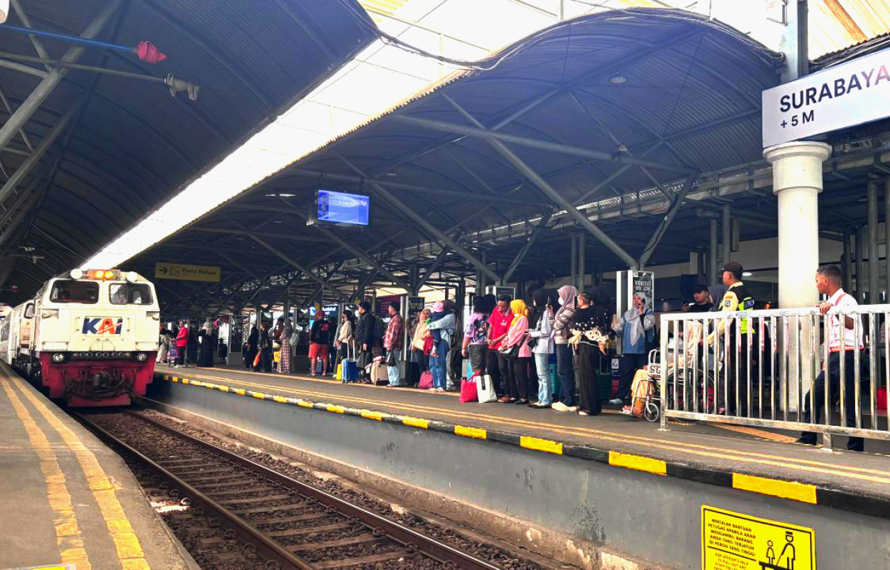 Penumpang kereta api di Stasiun Surabaya Gubeng. (Foto: Humas KAI Daop 8 Surabaya for jatimnow.com)