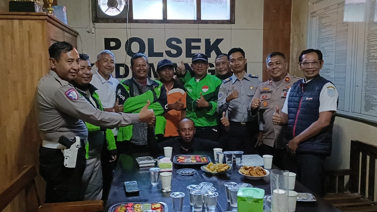 Proses mediasi ojek online dan sopir angkutan pasca kasus intimidasi terhadap wisatawan asing di Probolinggo. (Foto: Polres Probolinggo Kota/jatimnow.com)