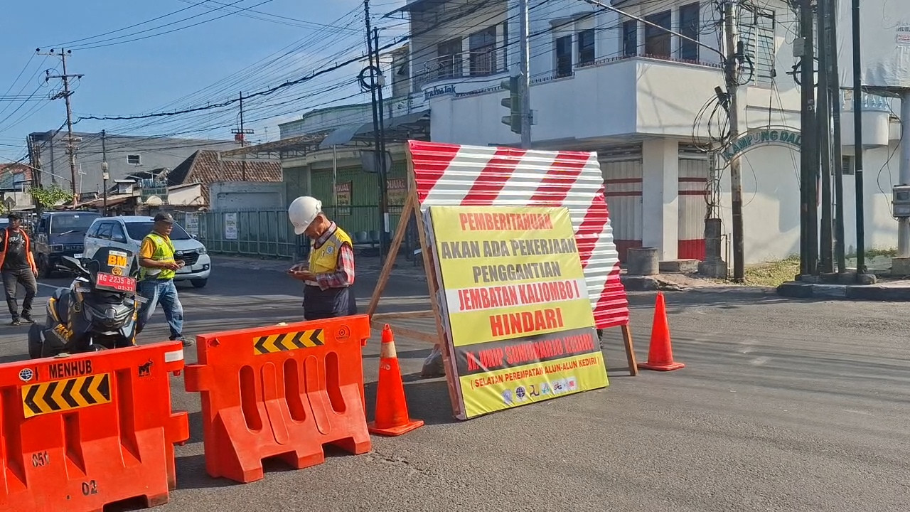 Penutupan Jembatan Kaliombo 1, jalur utama Kediri-Tulungagung. (Foto: Pemkot Kediri/jatimnow.com)