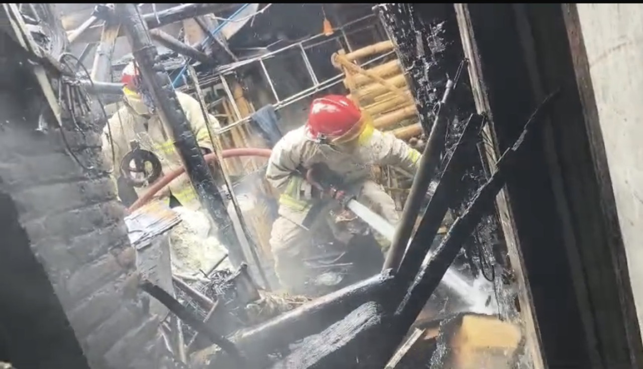 Damkar Probolinggo Padamkan Kebakaran Rumah di Kawasan Padat Penduduk