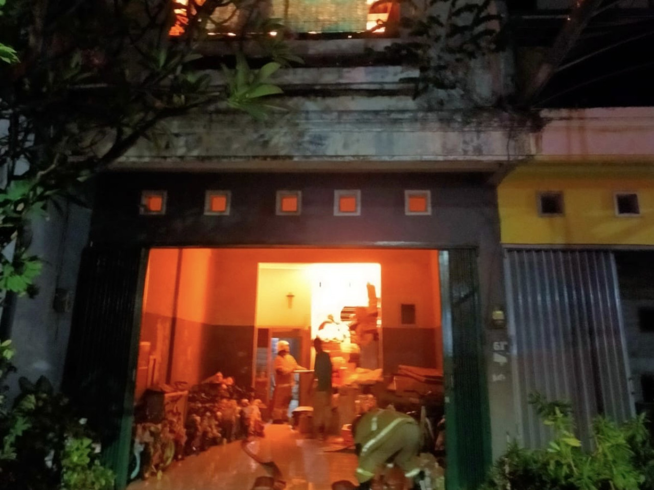 Seorang Lansia Tewas dalam Kebakaran Ruko Sepeda Anak di Simokerto Surabaya