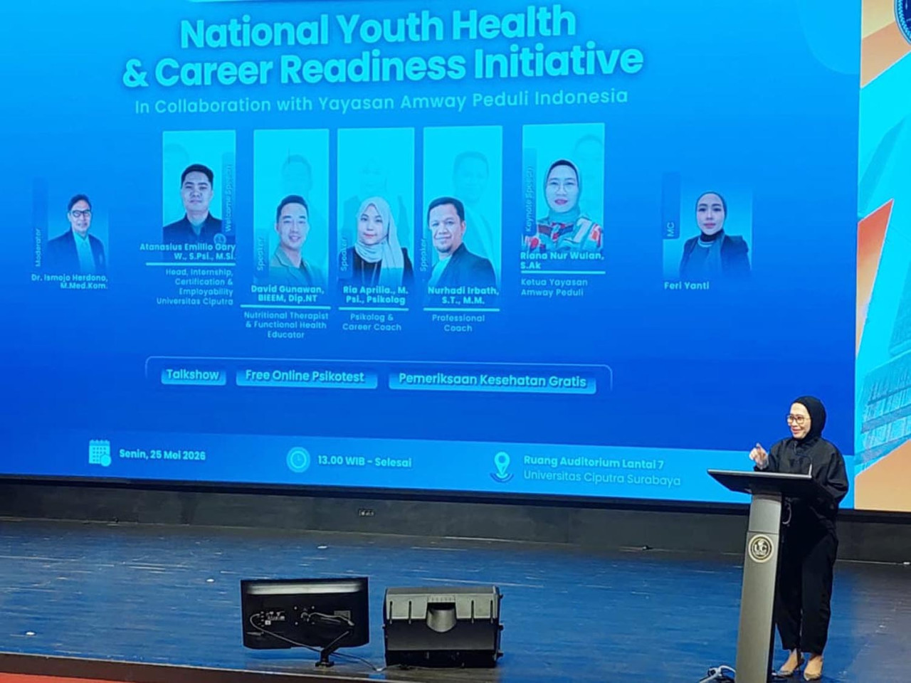 Ketua Yayasan Amway Peduli, Riana Nur Wulan, menyampakan sambutan dalam acara National Youth Health & Career Readiness Initiative di Universitas Ciputra Surabaya, Senin (25/5/2026). (Foto: Ali Masduki/jatimnow.com)