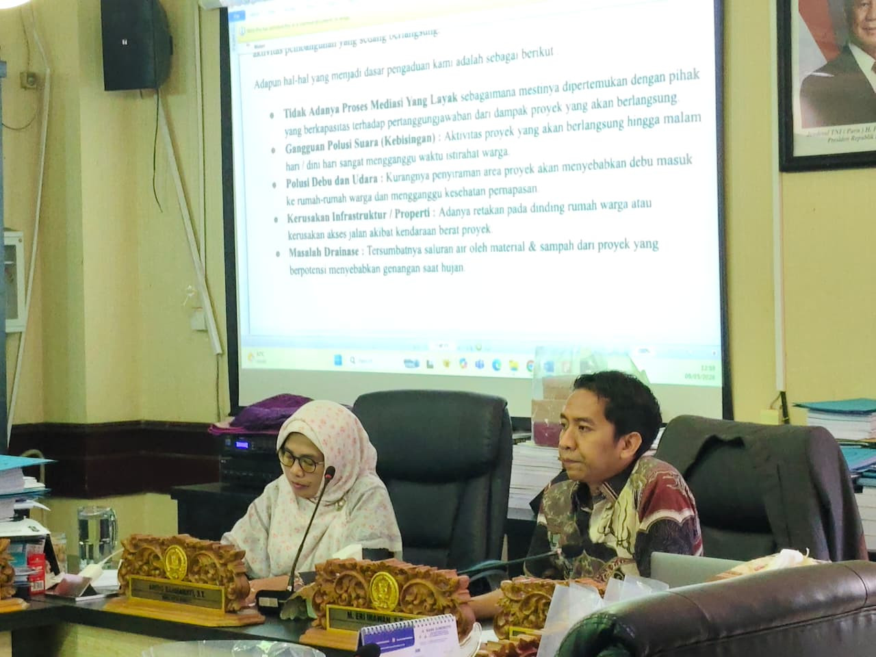 Eri Irawan (kanan) saat memimpin rapat (foto: Ni'am Kurniawan/jatimnow.com)