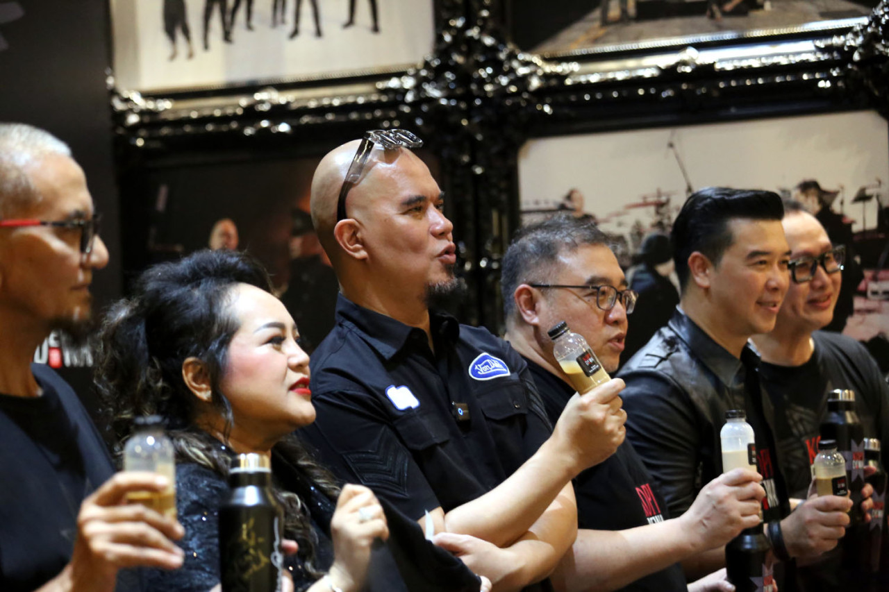 Ahmad Dhani bersama jajaran manajemen memperkenalkan menu unggulan saat grand opening Kopi Dewa 19 MERR Surabaya, Jumat (15/5/2026). Salah satu minuman andalan yang diperkenalkan adalah &ldquo;Kopasus&rdquo;, racikan kopi susu khas bernuansa klasik era 80-an dan 90-an. (Foto: Ali Masduki/jatimnow.com)