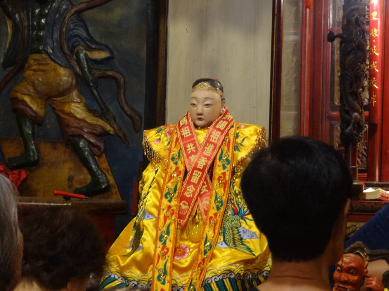 Sambut Ulang Tahun Dewi Mak Co, Patung Dewa di Kelenteng Tulungagung Ganti Jubah