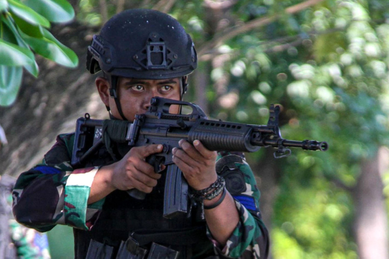 Prajurit Yonif 3 Marinir bersiaga ketika mengikuti latihan taktis di Kesatrian Marinir R. Suhadi, Gedangan, Sidoarjo, Rabu (13/5/2026). (Foto: Ainul Yakin for jatimnow.com)