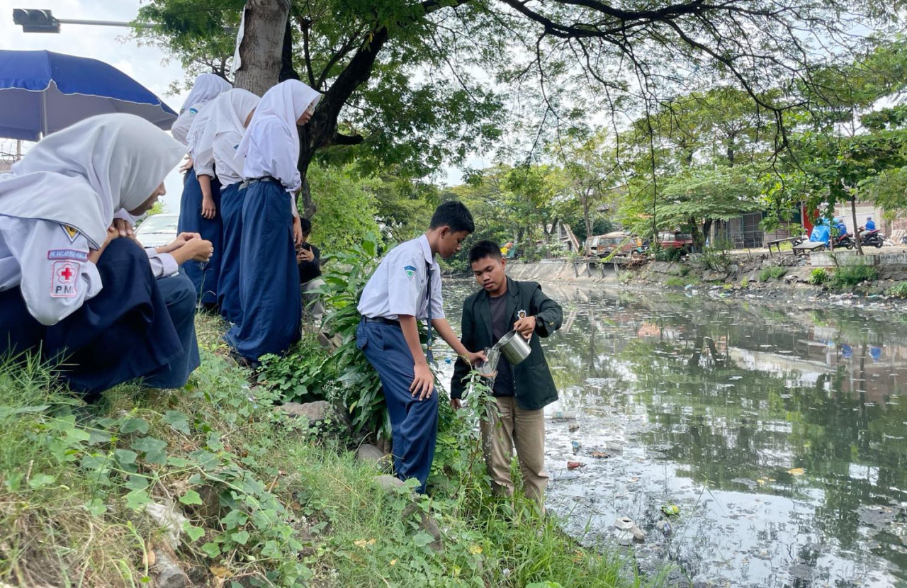 Siswa SMPN 58 Surabaya Temukan Partikel Plastik di Air dan Udara