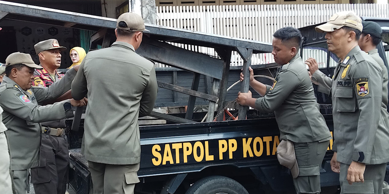 Penertiban PKL di jalan Sam Ratulangi. (Foto: Pemkot Kediri/jatimnow.com)