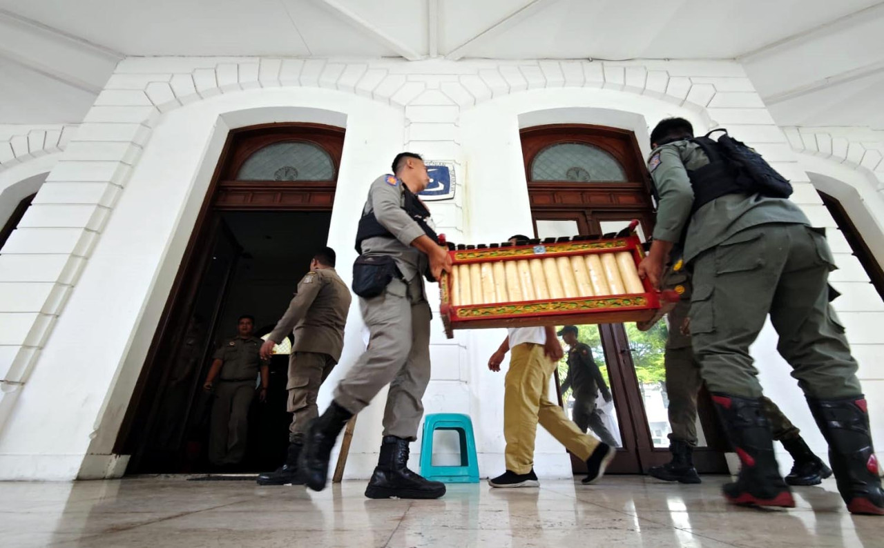 Satpol PP mulai menguras isi gedung Dewan Kesenian Surabaya (DKS) di kompleks Balai Pemuda, Senin (4/5/2026). (Foto: Julian for jatimnow.com)