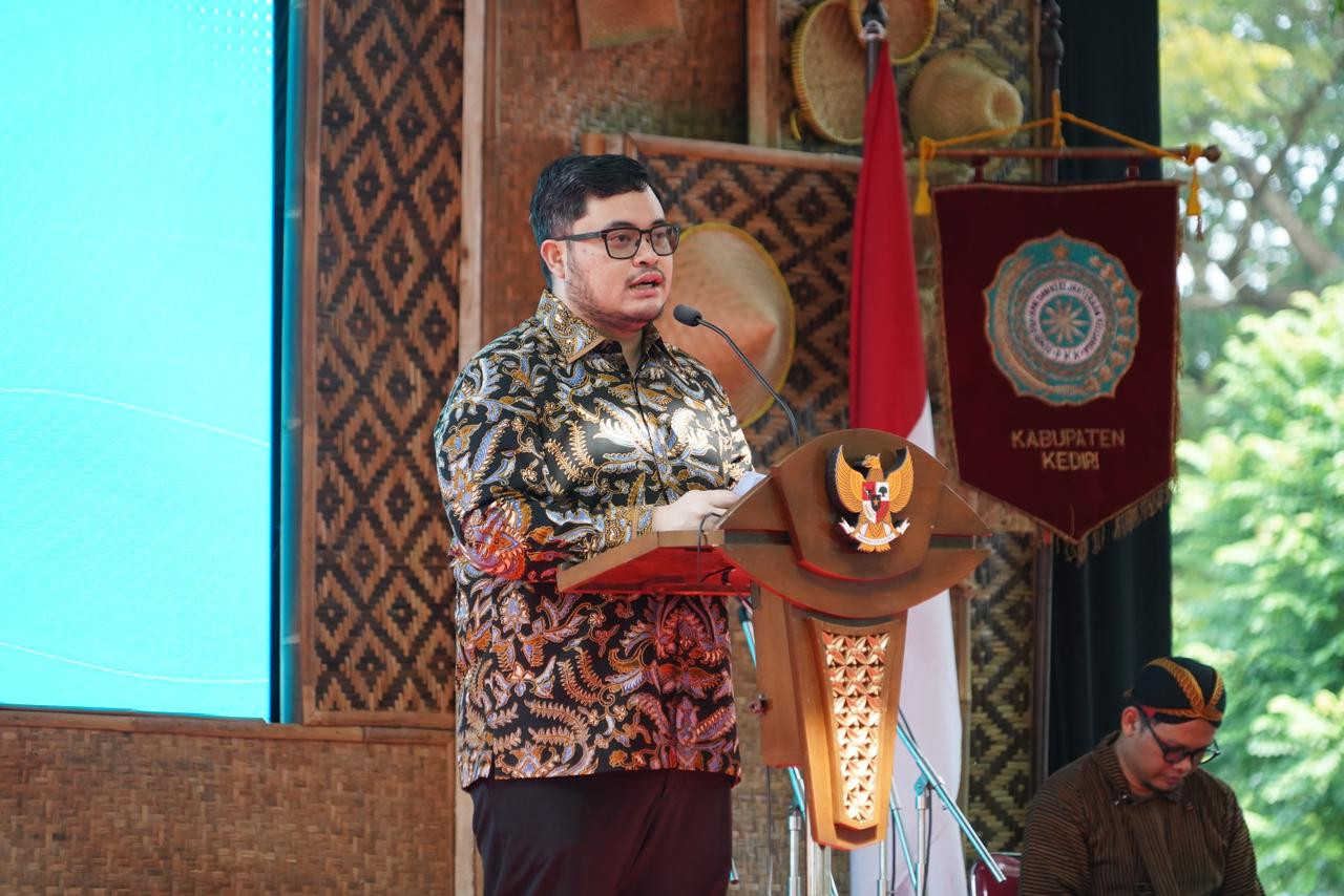 Bupati Kediri Hanindhito Himawan Pramana dalam  peringatan Hari Kesatuan Gerak (HKG) PKK ke-54. (Foto: Pemkab Kediri/jatimnow.com)
