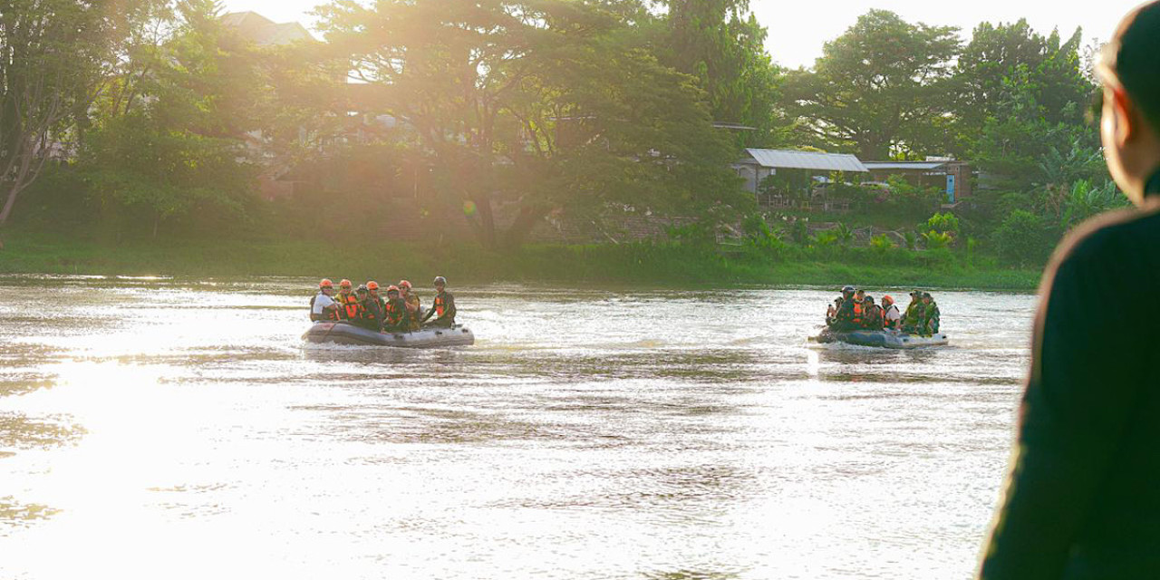 Petugas memantau aktivitas warga di Sungai Brantas. (Foto: Pemkot Kediri/jatimnow.com)