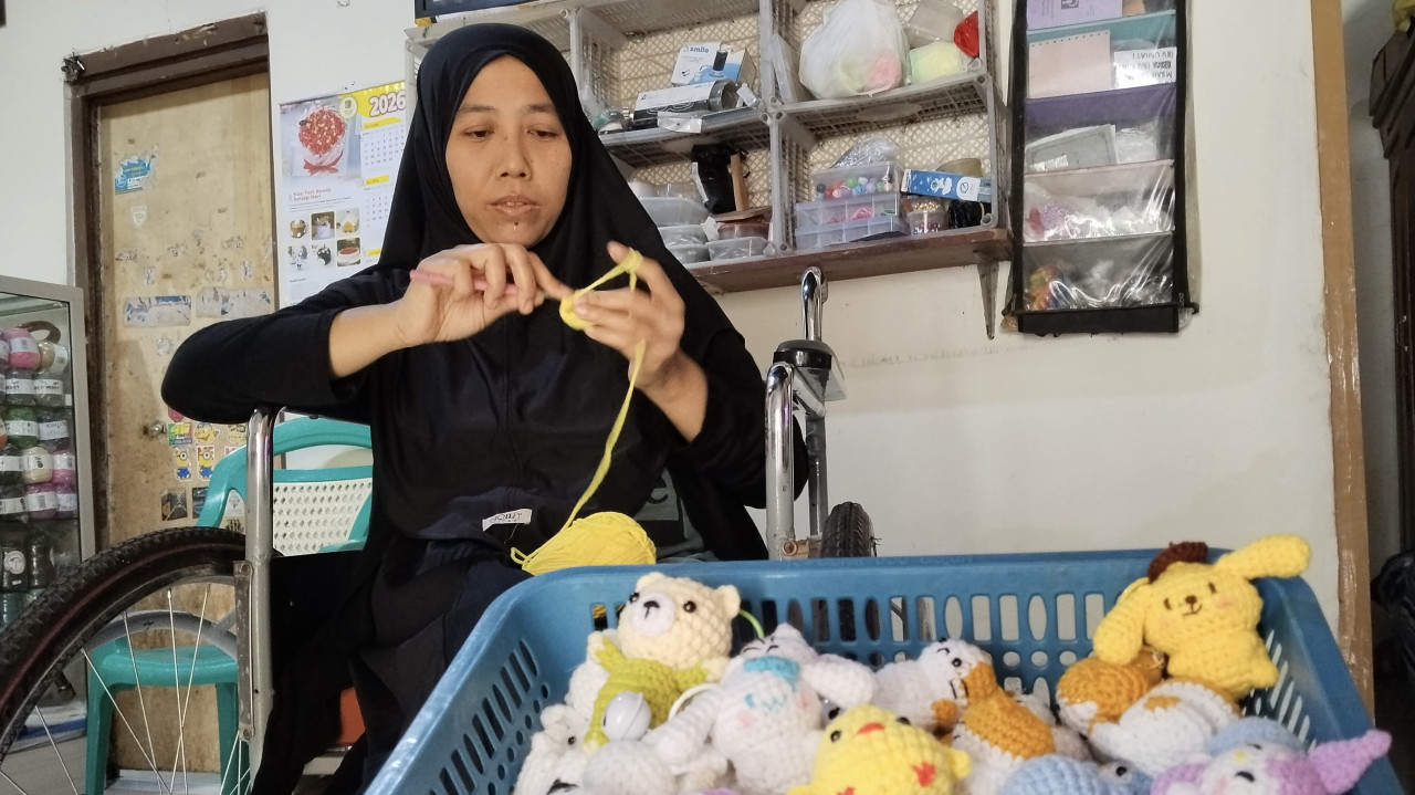 Siti Musripah (40), disabilitas as Desa Toyoresmi, Kecamatan Ngasem, Kabupaten Kediri saat membuat produk rajut. (Foto: Nanik for jatimnow.com)