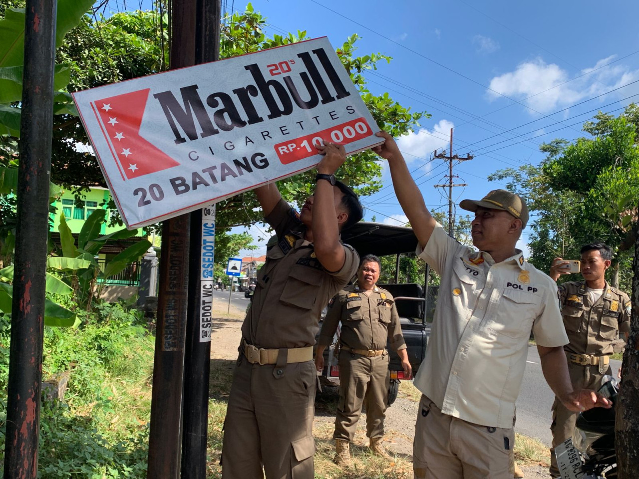 Belasan Reklame Rokok Ilegal Dicopot Satpol PP Tulungagung