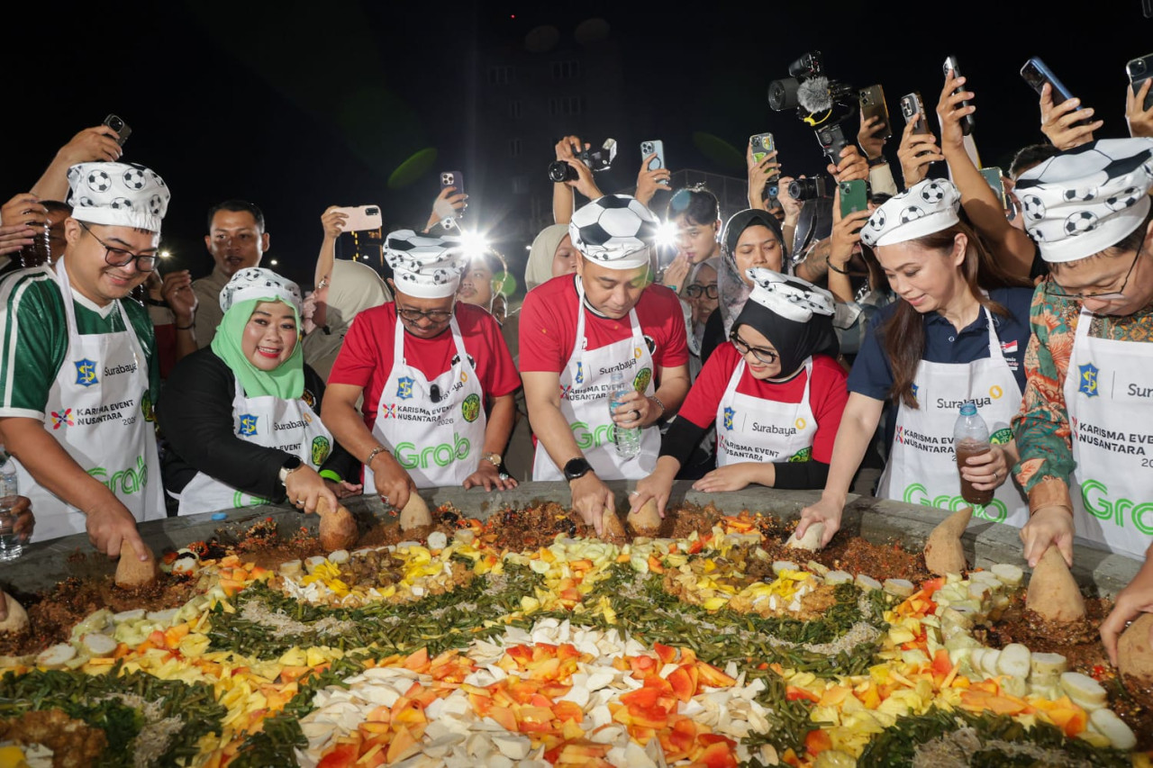 Wali Kota Surabaya Eri Cahyadi dalam kemeriahan Festival Rujak Uleg 2026. (Foto: Pemkot Surabaya/jatimnow.com)