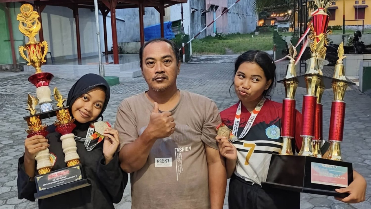 Panandhita Cakra dan kakaknya, Putri Ratu Sabda bersama sang ayah Irham Abimanyu. (dok. Pribadi)
