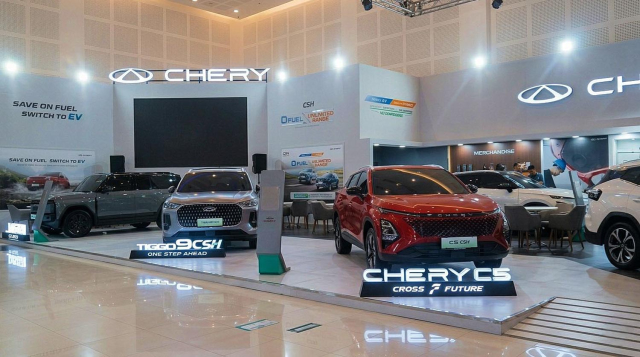 IIMS Surabaya 2026 dimanfaatkan Chery untuk menampilkan lini produk lengkap yang menjadi representasi nyata dari strategi All Powertrain. Pengunjung dapat mengeksplorasi J6T, Chery Q, E5, serta keluarga TIGGO CSH (Cross, 8, dan 9) yang merepresentasikan pilihan kendaraan untuk kebutuhan yang semakin beragam, mulai dari SUV keluarga, elektrifikasi murni, hingga teknologi hybrid generasi baru. (Ali Masduki/jatimnow.com)