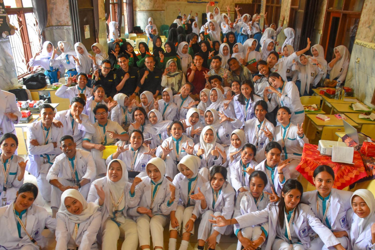Pelajar dan mahasiswi Stikes Maharani Malang foto bersama usai seminar kesehatan mental di SMK Diponegoro Tumpang, Rabu (20/5/2026). Pelajar diajak memahami dampak perundungan digital serta cara menyikapi dan menyelesaikannya secara bijak. (Foto: Ainul Yakin for jatimnow.com)