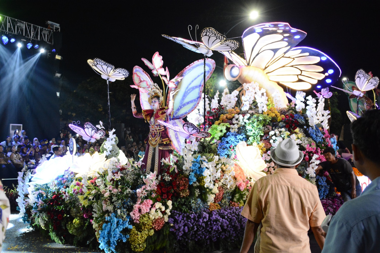 Hiasan penuh lampu dan bunga peserta Surabaya Vaganza 2026