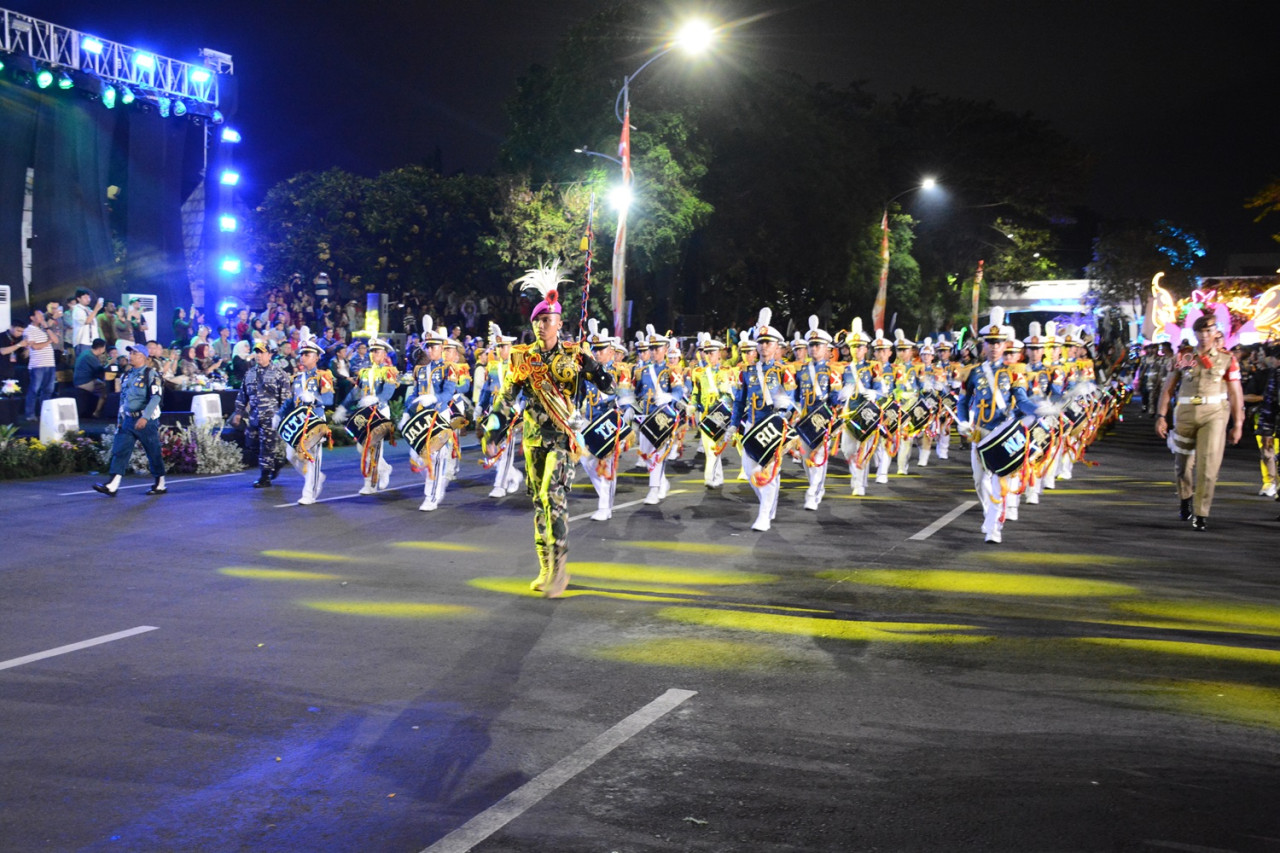 Seni Drum Band mengiringi kemeriahan