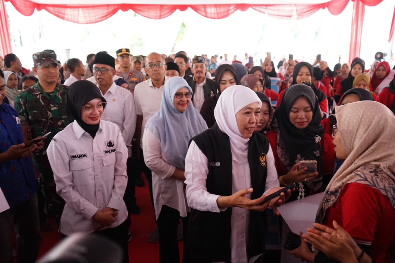 Gubernur Khofifah Bersama Mbak Vinanda Salurkan Bansos Rp1,819 M di Kota Kediri