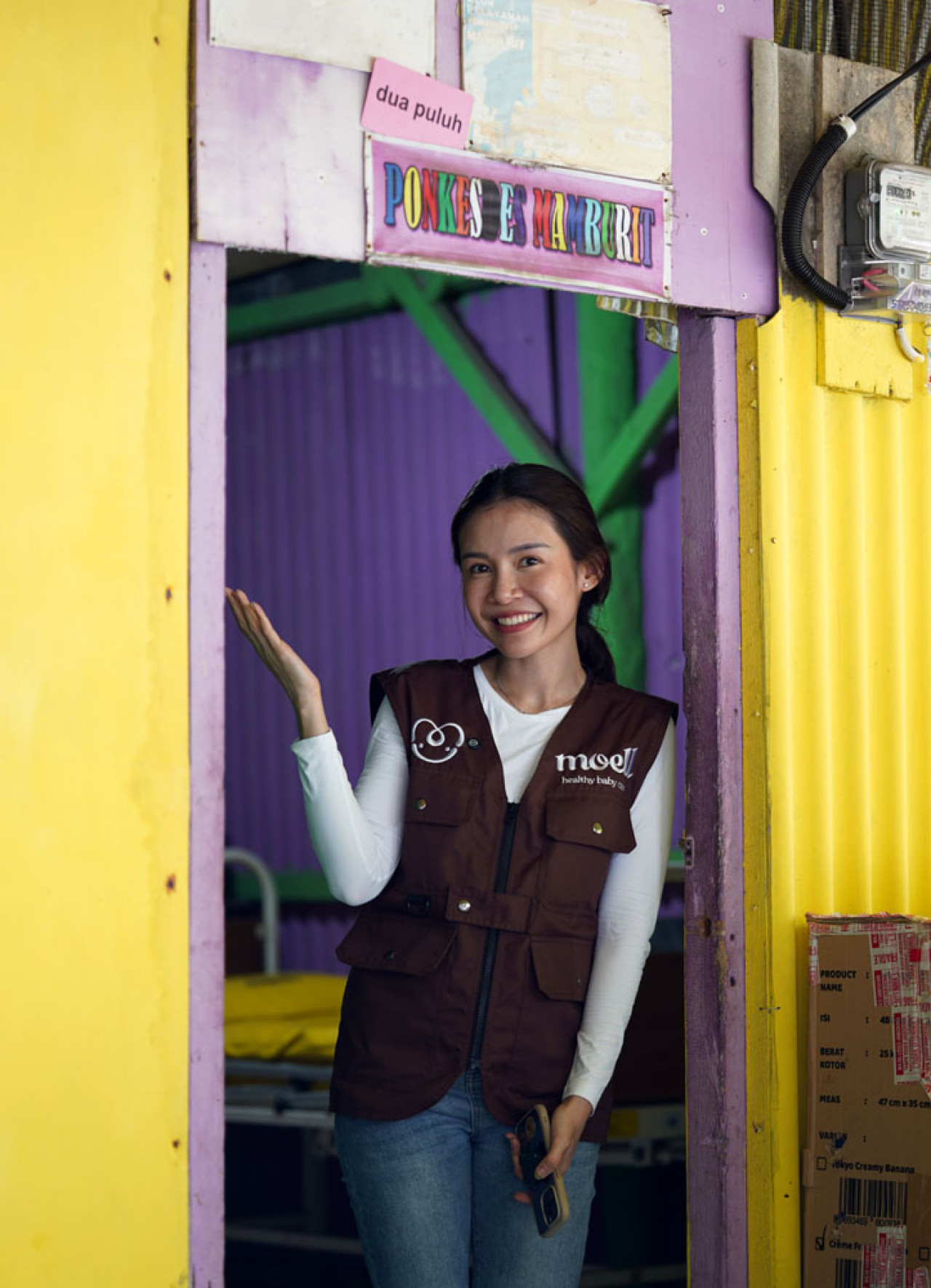 Founder Moell, Uung Victoria Finky, menempuh 15 jam perjalanan ke Pulau Mamburit untuk merevitalisasi Poskesdes dan menangani masalah kesehatan anak. (Foto: Moell for jatimnow.com)
